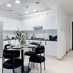 Stunning 1 Bed Apartment In Marina Arcade