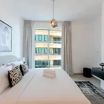 Stunning 1 Bed Apartment In Marina Arcade