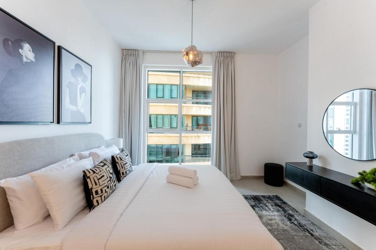 Stunning 1 Bed In Marina Arcade Apartment *