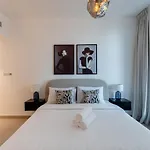 Stunning 1 Bed Apartment In Marina Arcade