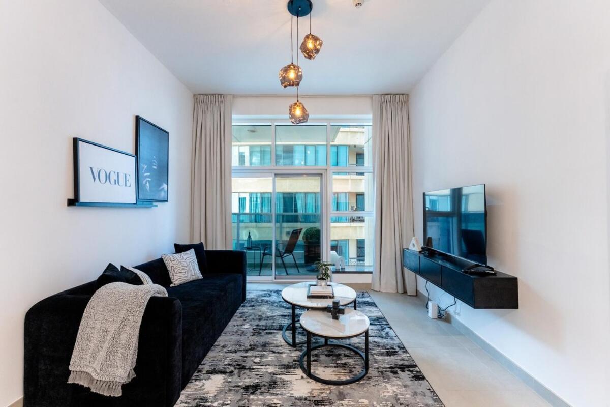 Stunning 1 Bed In Marina Arcade *