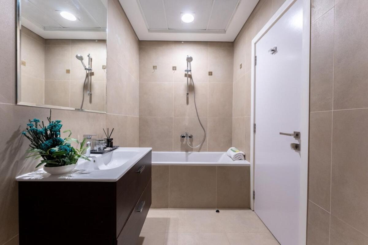 Stunning 1 Bed In Marina Arcade