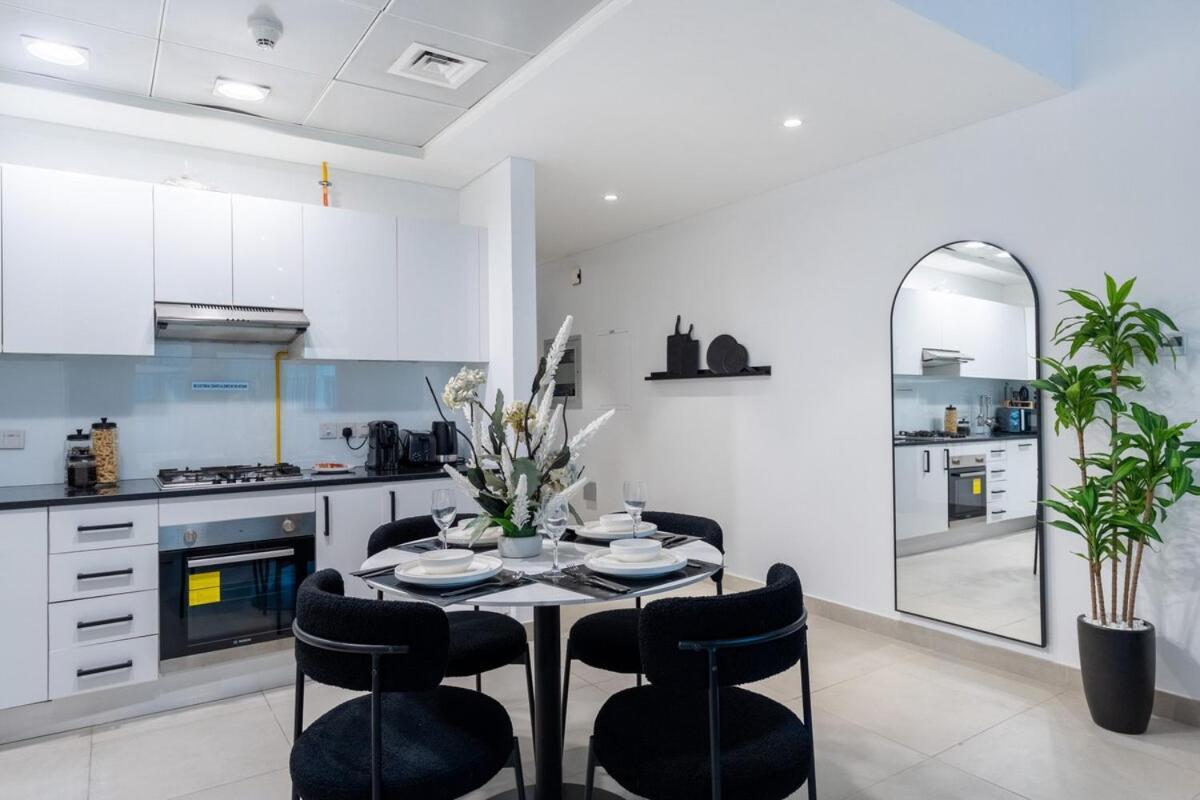 Stunning 1 Bed In Marina Arcade Apartment