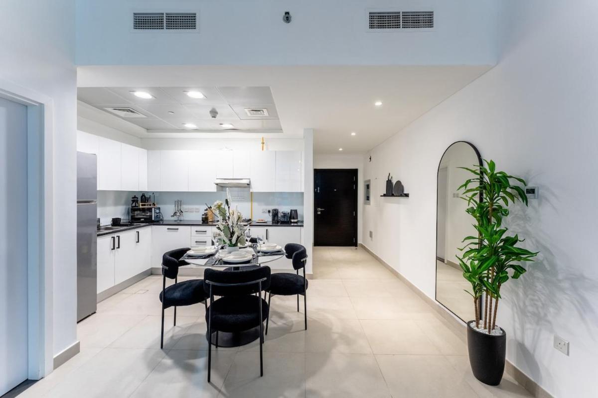 Stunning 1 Bed In Marina Arcade *